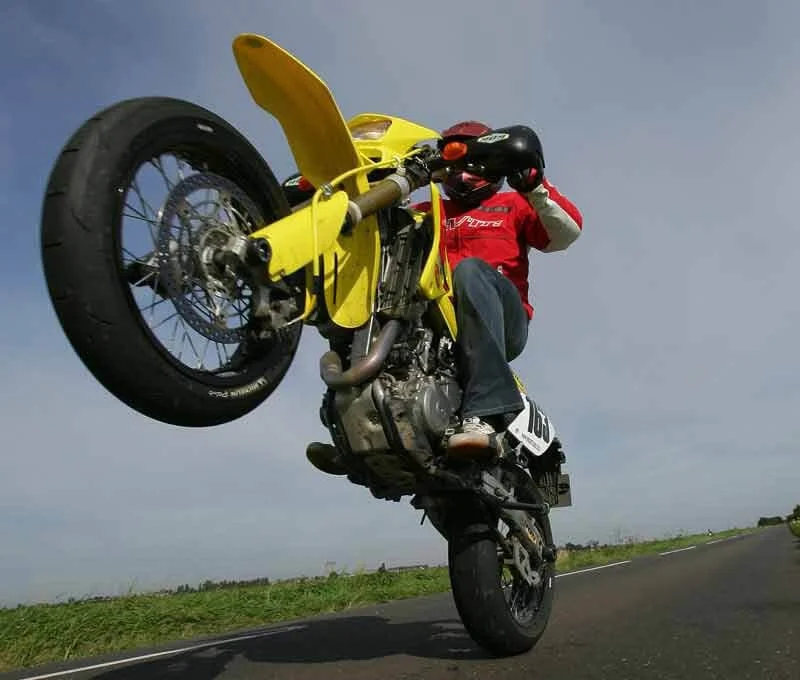 SUZUKI DRZ400S wheelie