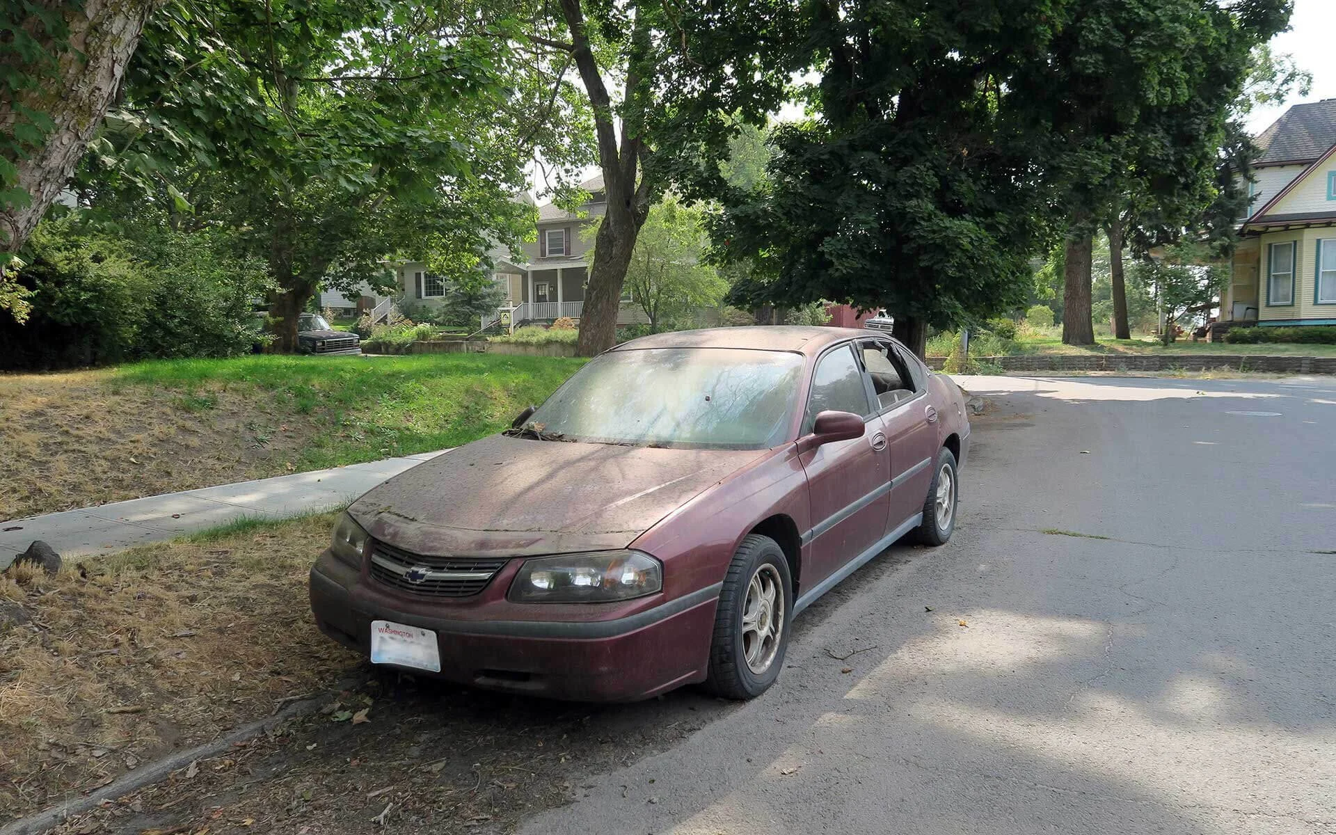 abandoned car in the city