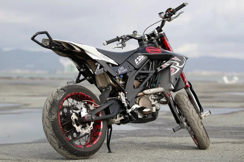 dirt bike with wheelie bar